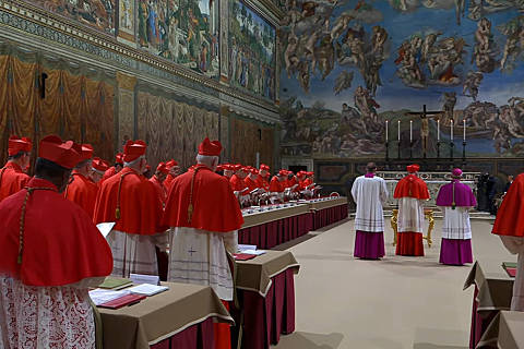 Portas da Capela Sistina se fecham, e conclave começa