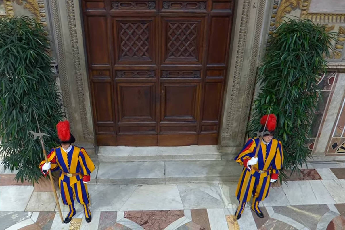 Portas da Capela Sistina se fecham, e conclave começa; veja vídeo