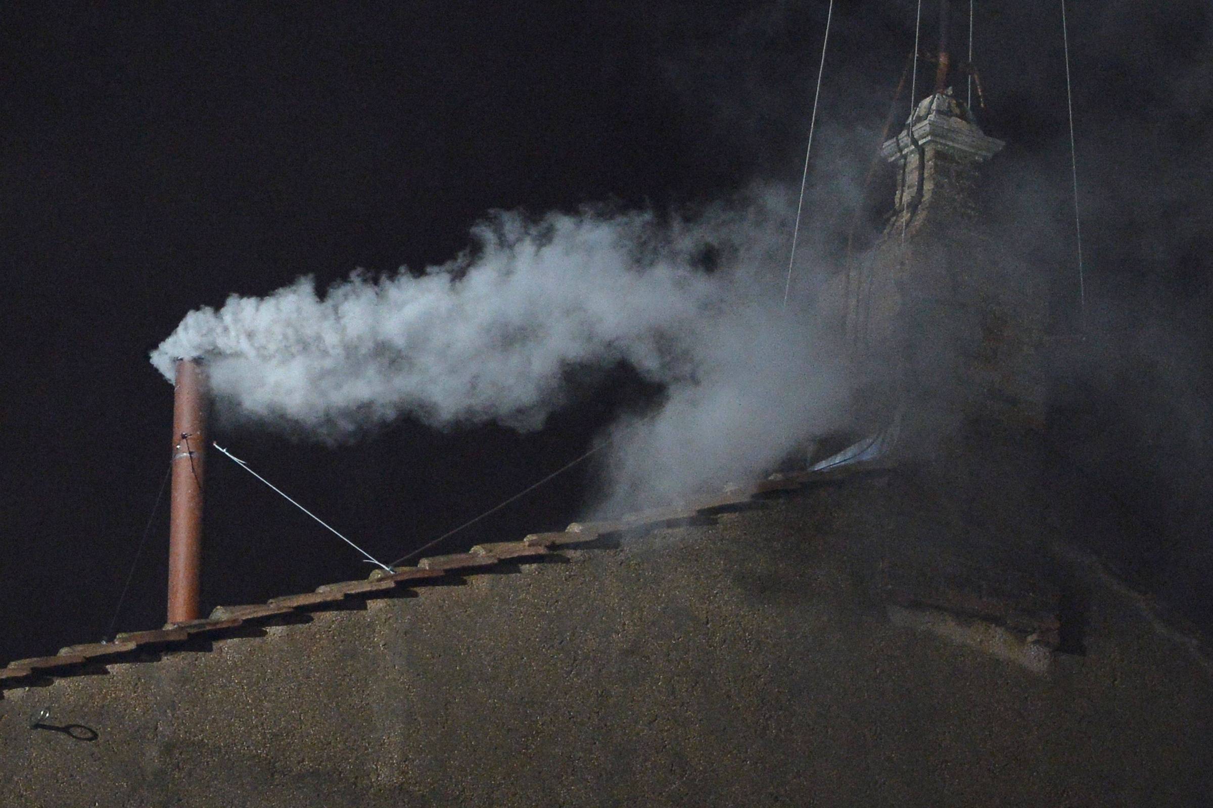 Quanto tempo leva entre a fumaça branca e o 'Habemus Papam'? Entenda