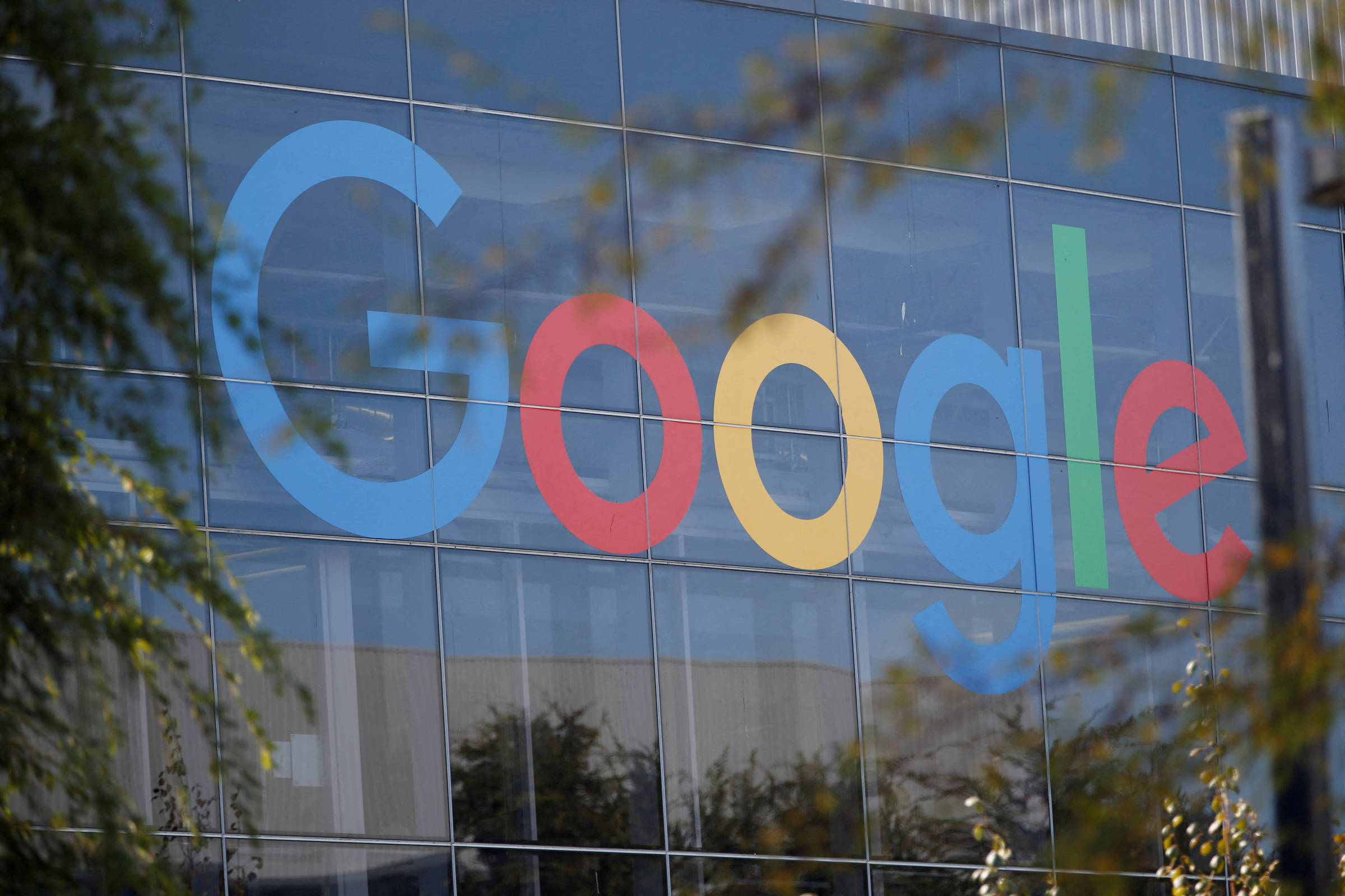 Ações da Alphabet, dona do Google, despencam após Apple anunciar que IA vai substituir site de busca