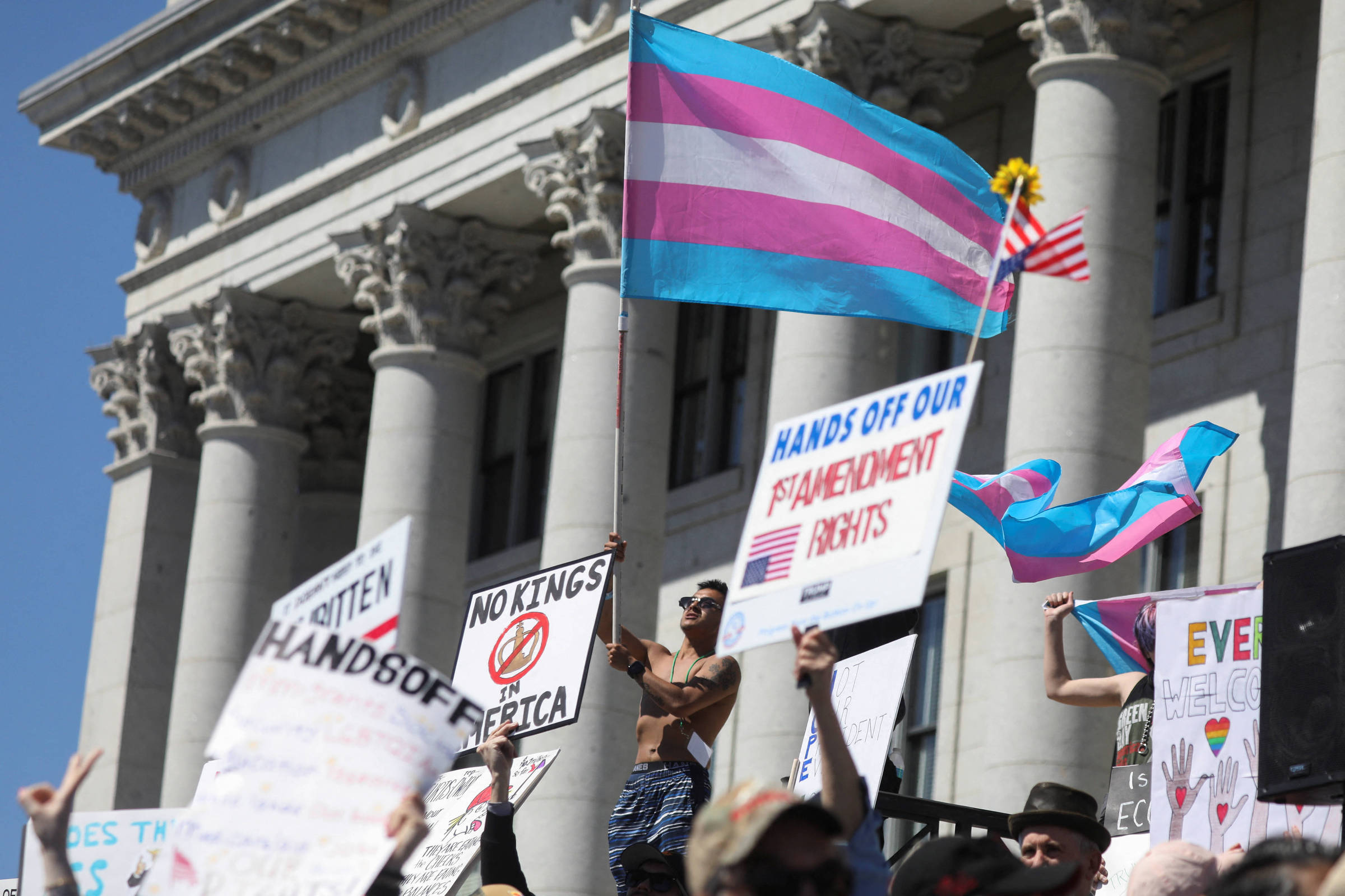 Relatório federal dos EUA critica tratamentos hormonais e cirúrgicos para adolescentes trans