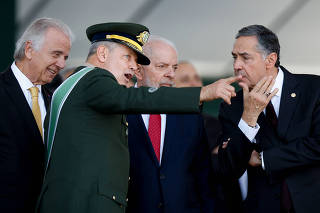 Comandante do Exército, General Tomás Ribeiro Paiva, ao lado do presidente Lula 