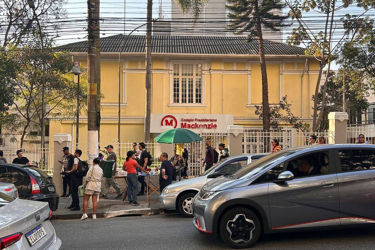 Aluna é socorrida em colégio de SP, e família diz que ela tentou suicídio após sofrer racismo e bullying