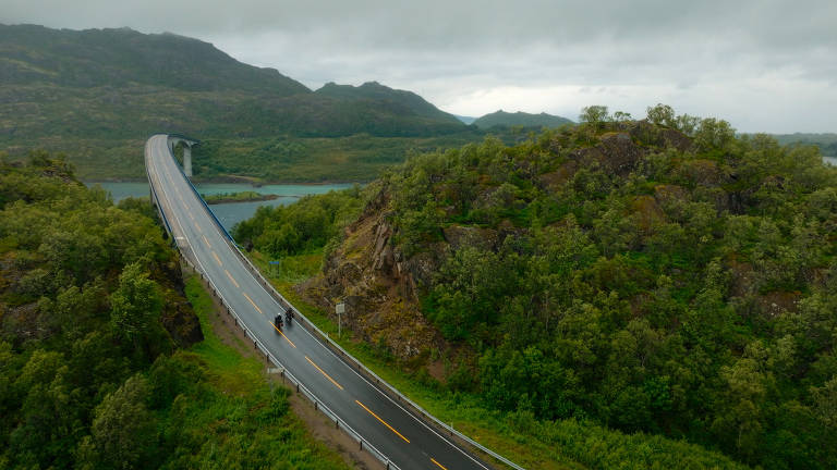 Ewan McGregor e Charley Boorman percorrem a Europa sobre duas rodas