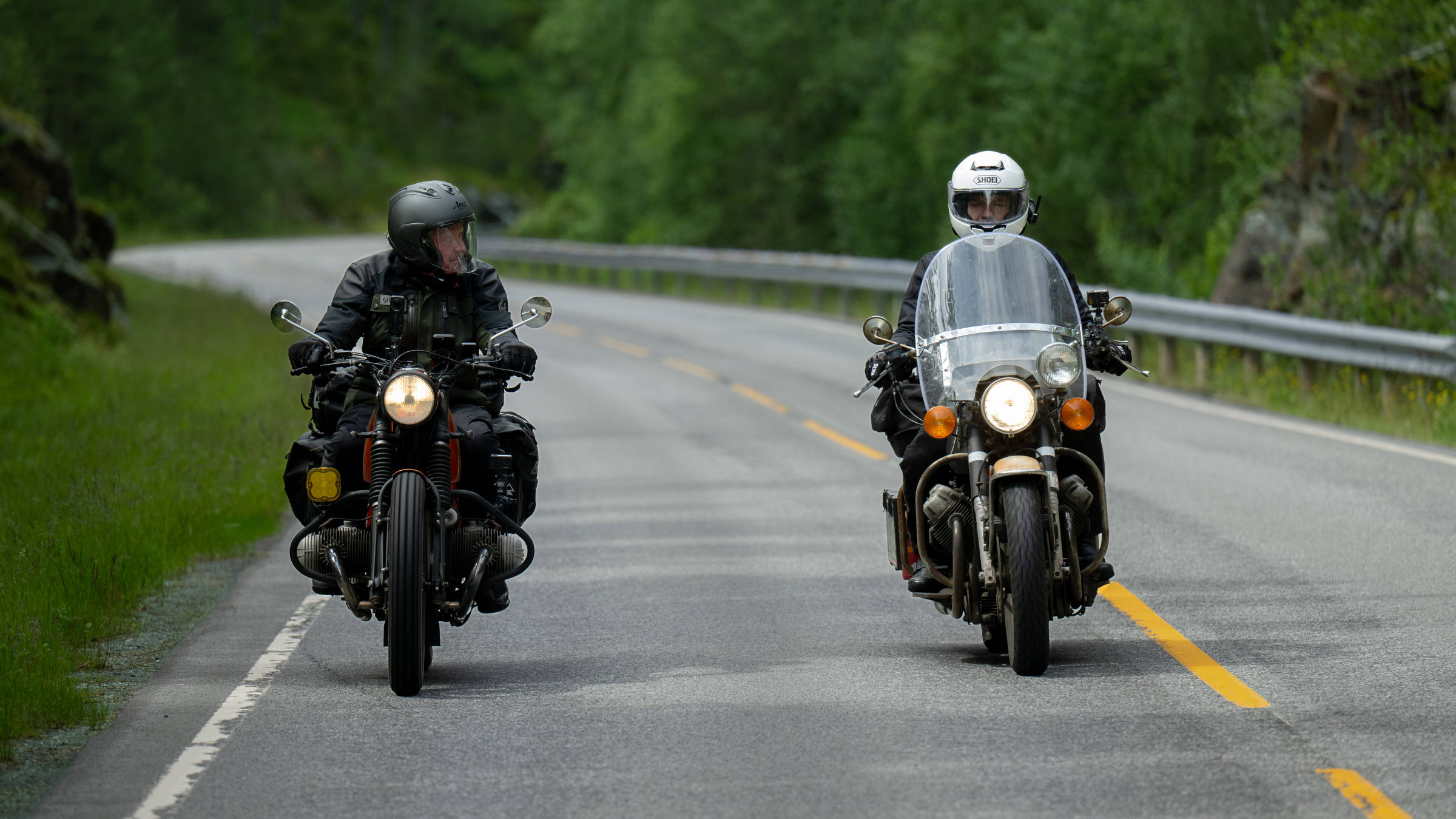 Ewan McGregor e Charley Boorman percorrem a Europa sobre duas rodas