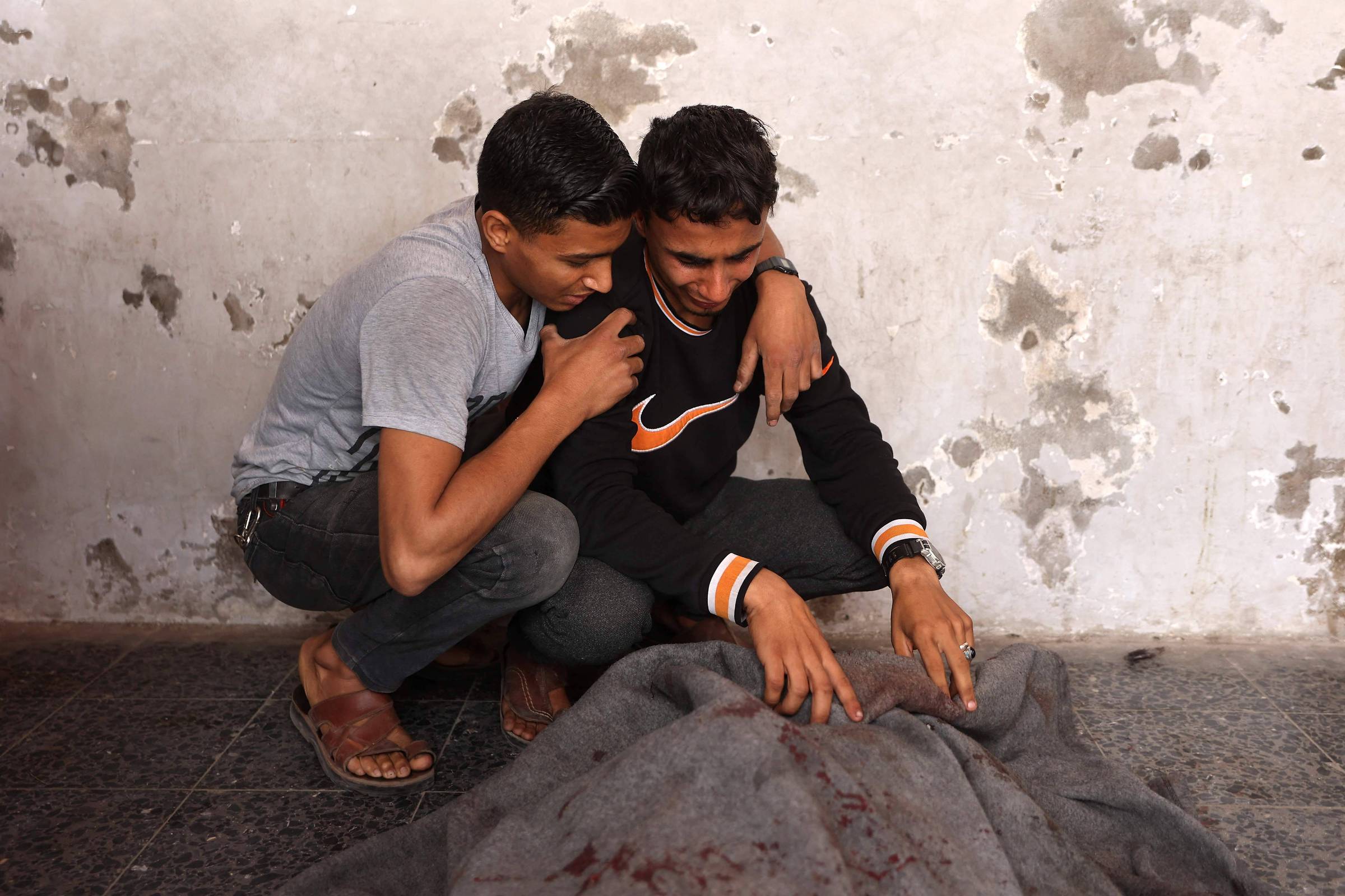 Ataque atribuído a Israel mata dezenas de palestinos em escola e mercado de Gaza