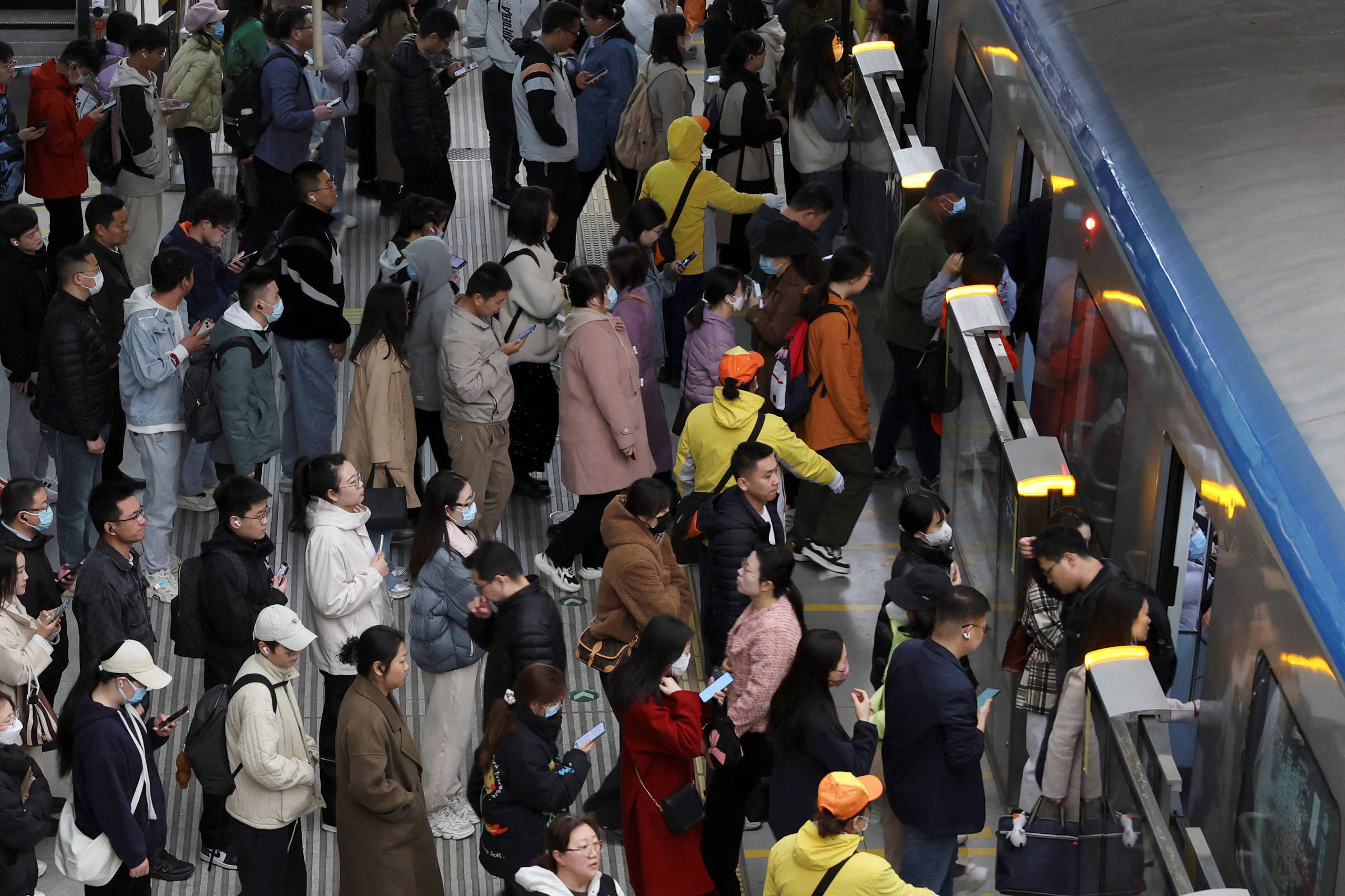 Metrô da China já teve quatro mortes de pessoas presas entre porta da plataforma e vagão