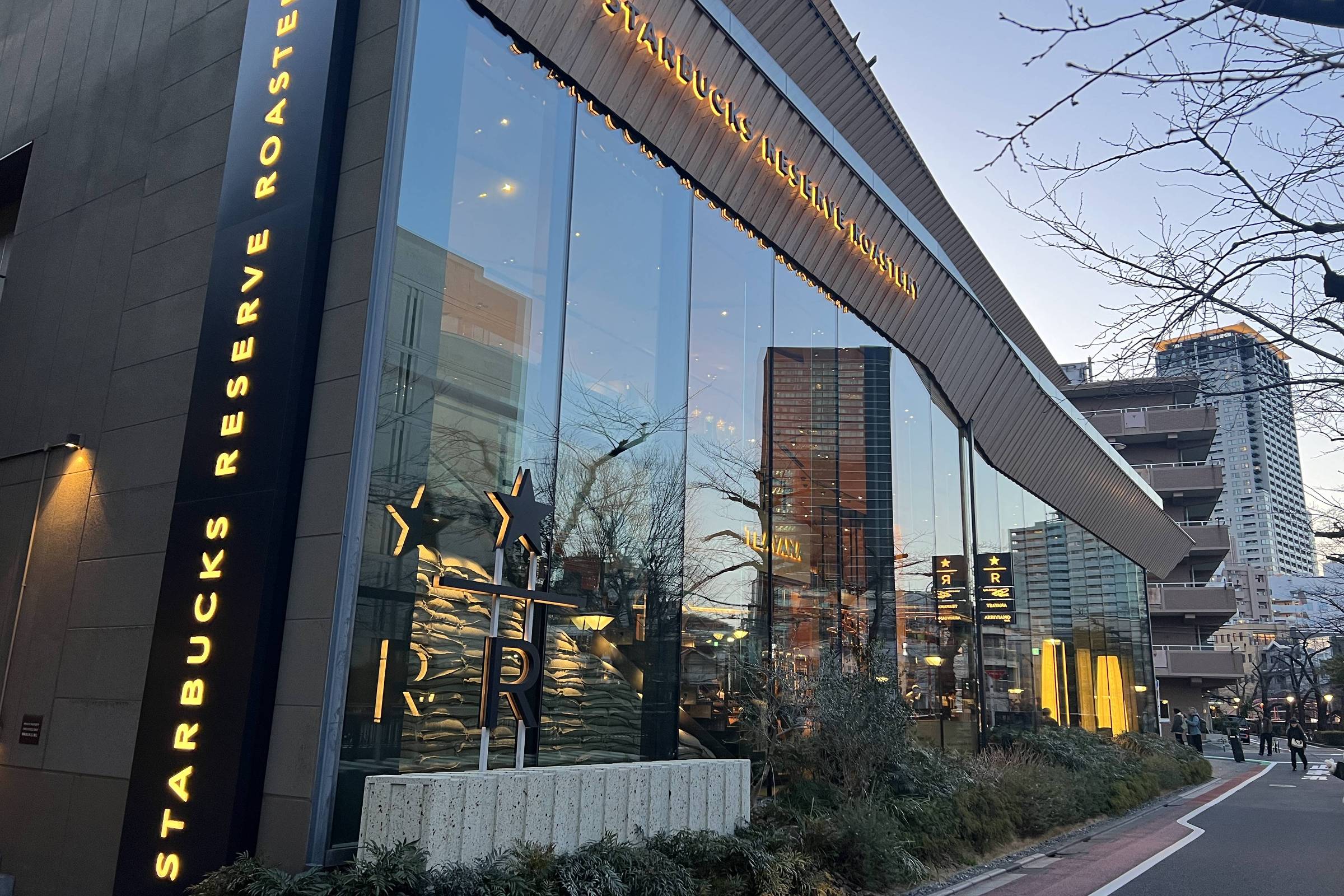 Como é o Starbucks Reserve, cafeteria de 'luxo' da empresa americana