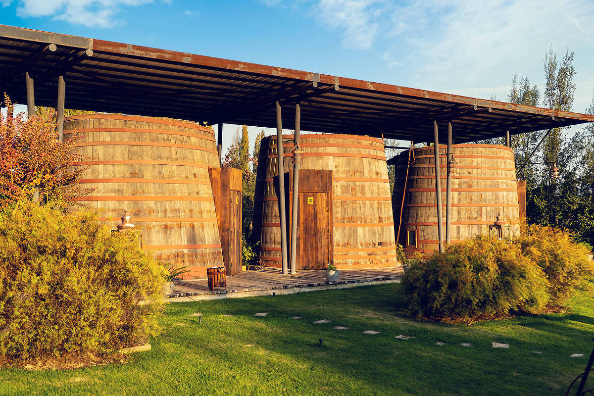 Como é se hospedar em um barril de vinho centenário no Chile