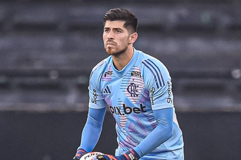 Jogadores do Flamengo sofrem tentativa de assalto no Rio; carro do goleiro Rossi é atingido por tiros