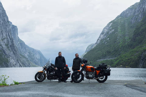 Ewan McGregor e Charley Boorman na série 'Long Way Home', da Apple TV+