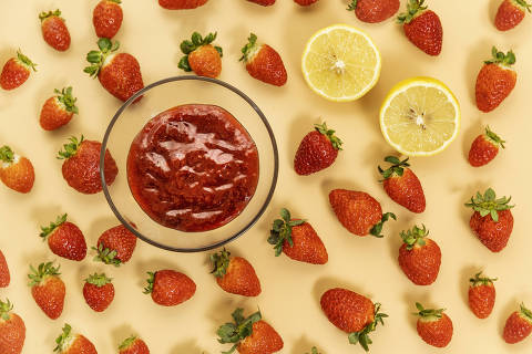 SAO PAULO, SP, BRASIL, 06/05/2025 . Produção de geléias da loja-cozinha Frutteto Geleias  Artesanais, no bairro Pinhieiros: geléia de morango com  limão siciliano (foto:  Eduardo Knapp/Folhapress, COMIDA)