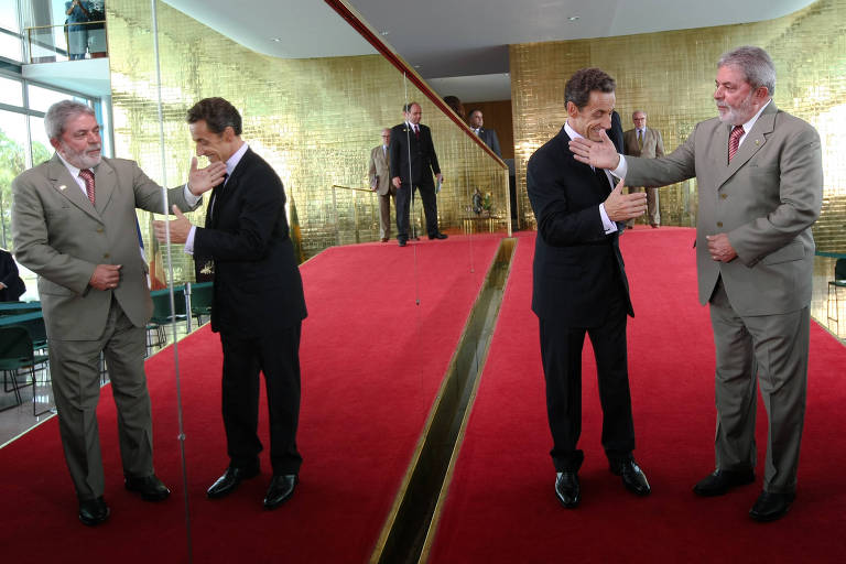 Reflexo no espelho dos presidentes Lula e Nicolas Sarkozy, da França, na rampa do Palácio da Alvorada em Brasília