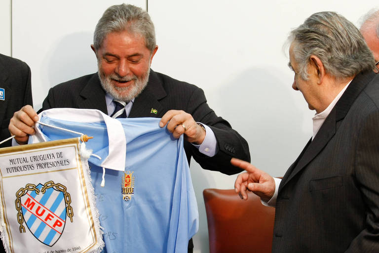 Lula recebe presentes do candidato da frente ampla ao governo do Uruguai, Jose Mujica, no Centro Cultural Banco do Brasil em, Brasília