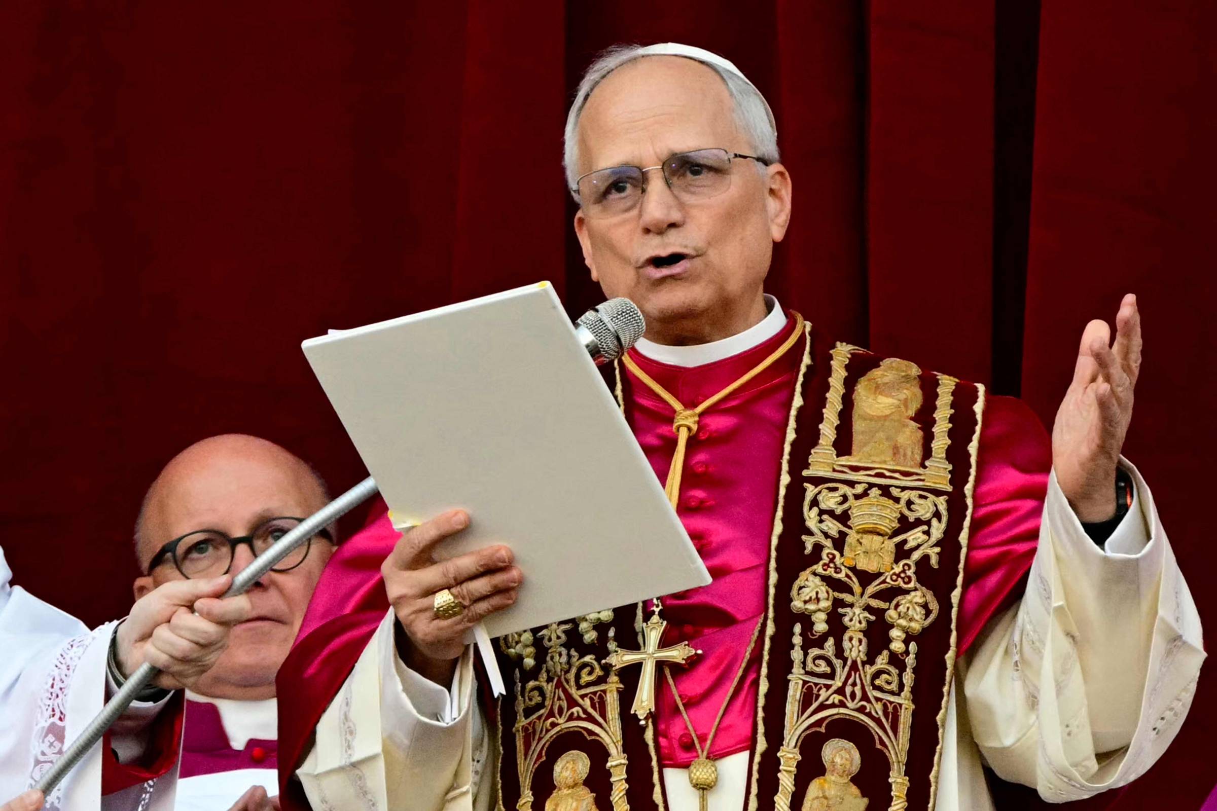 SBT interrompe 'Chaves' por causa de novo papa; Record ignora e mostra tiroteio