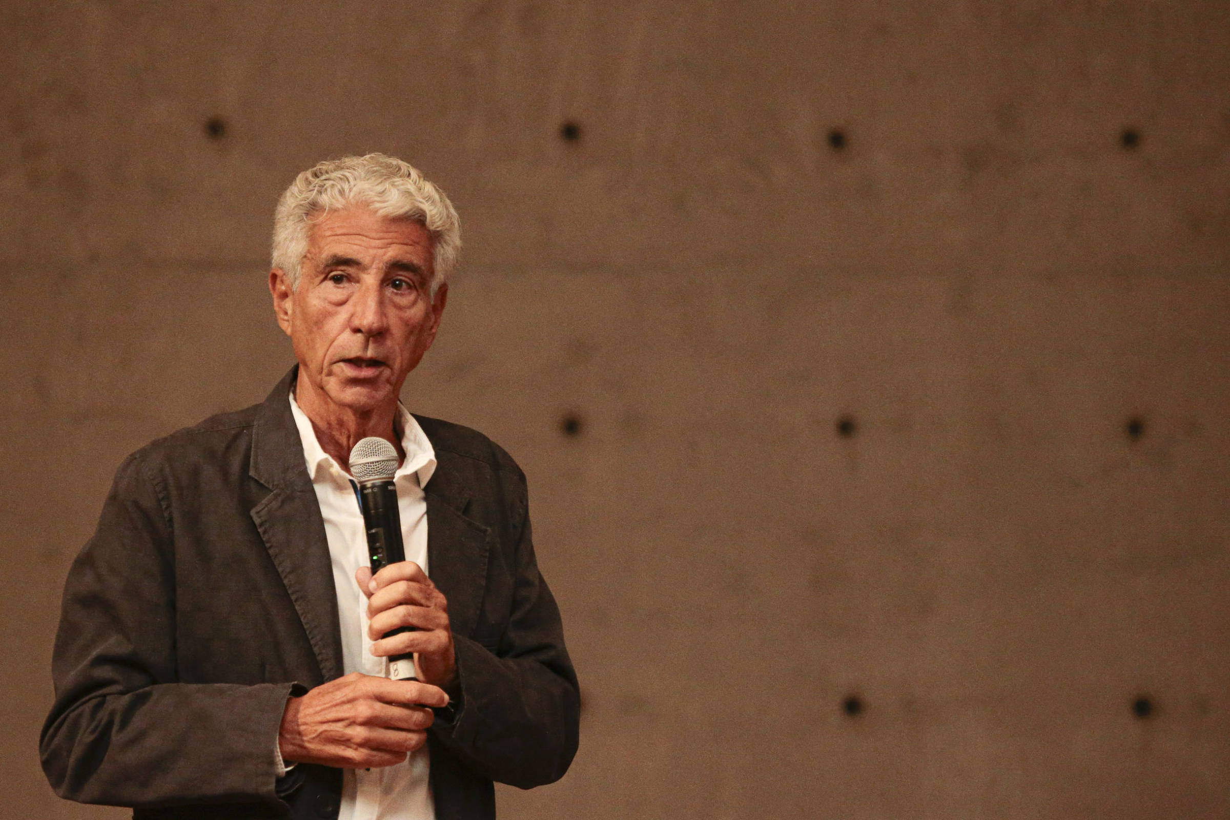 Economistas ainda pensam em crescimento eterno, diz José Eli da Veiga