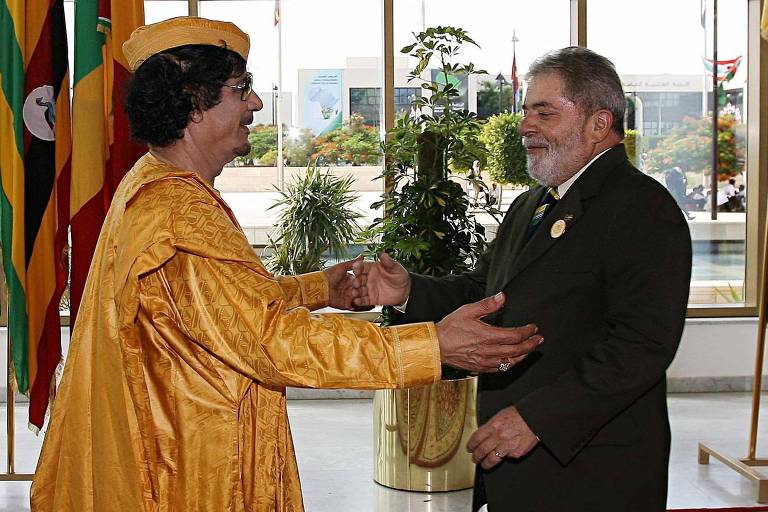 Lula é recebido pelo anfitrião da cúpula da União Africana, o ditador Muammar Gaddafi em Sirte, Líbia