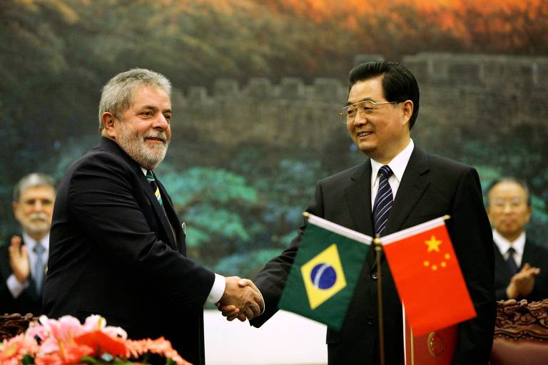 Lula aperta a mão do presidente da China Hu Jintao, durante cerimônia oficial no Grande Salão do Povo, em Pequim