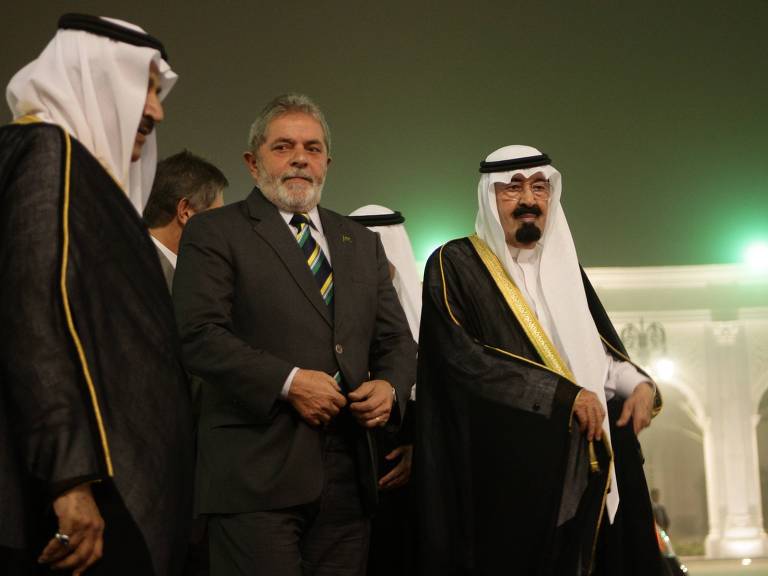 Lula é recebido pelo rei Abdullah bin Abdelaziz (dir), da Árabia Saudita, durante visita ao palácio real; Lula é o primeiro presidente brasileiro a visitar o Oriente Médio, e negociar uma série de acordos bilaterais sobre relações políticas, comerciais e culturais entre os países