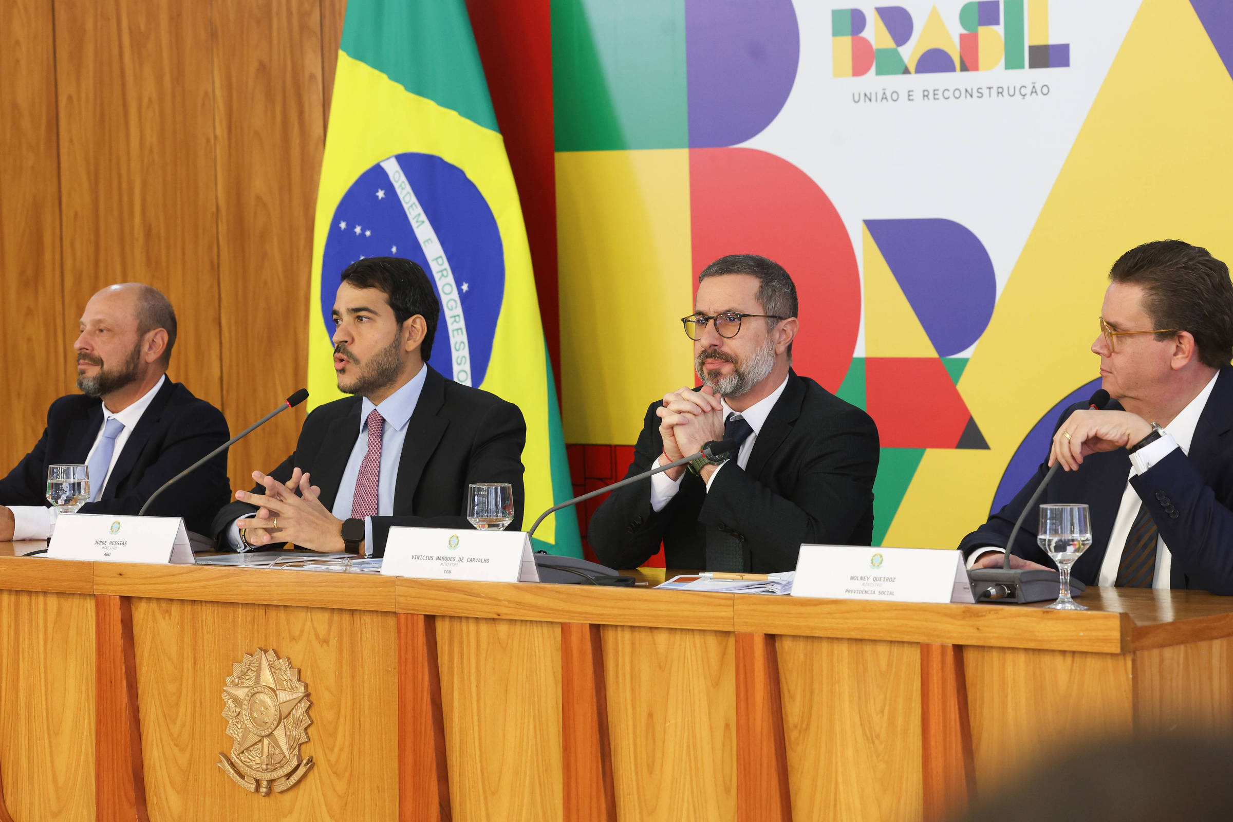 Crise do INSS gera lavação de roupa suja