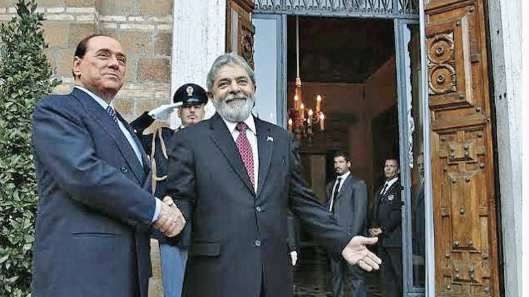 Lula cumprimenta o primeiro ministro da Itália Silvio Berlusconi durante cerimônia oficial em Roma