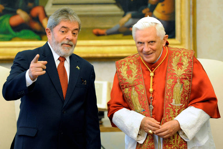 O Papa Bento 16 conversa com Lula, durante encontro no Vaticano