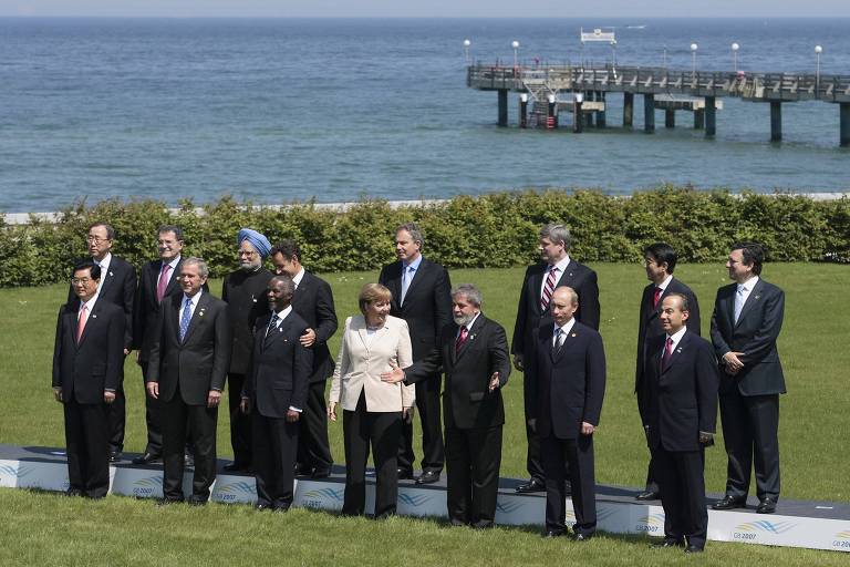 Autoridades posam para foto oficial durante encontro de cúpula do G-8 em Heligendamm, norte da Alemanha