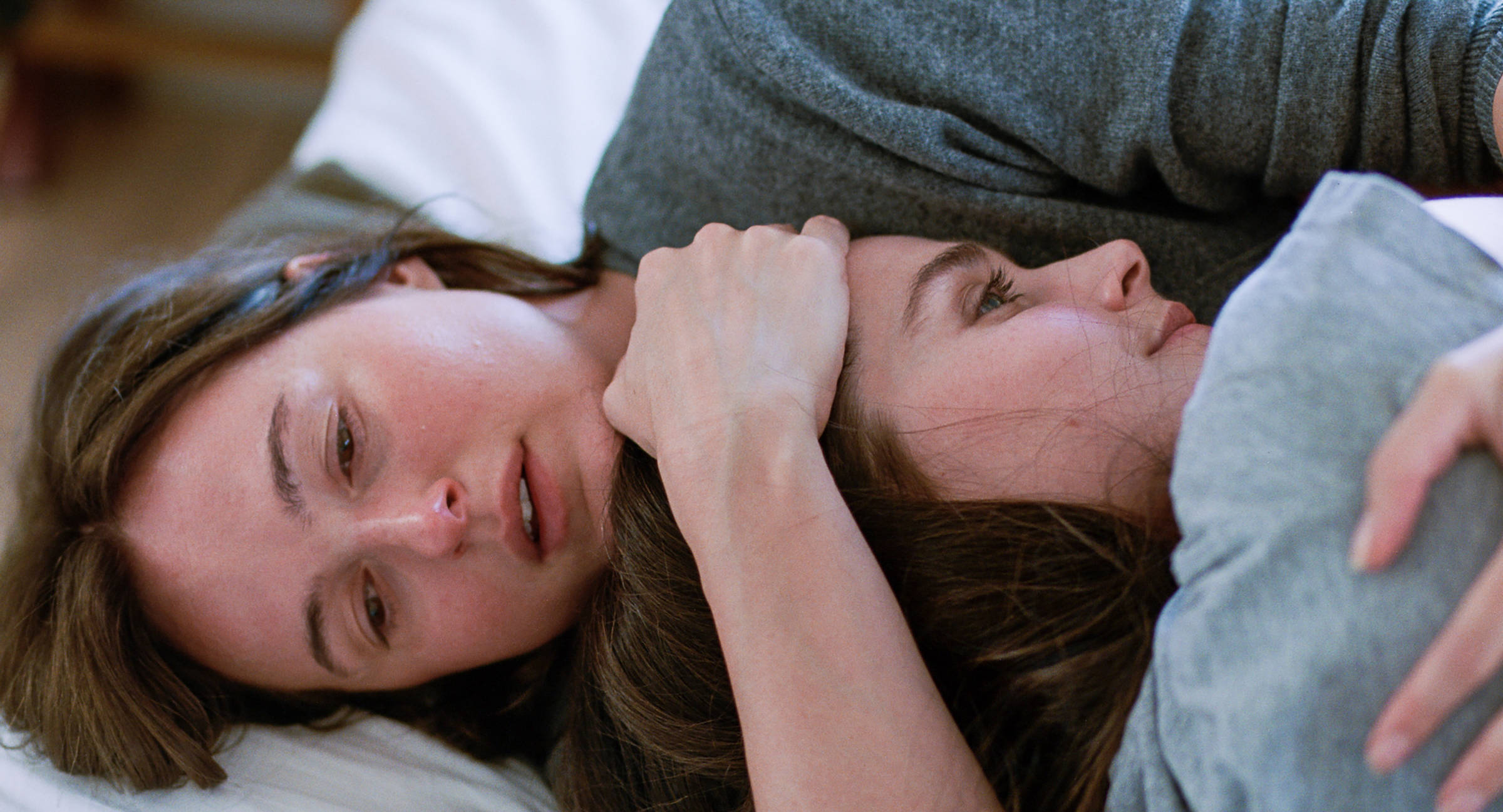 Cineasta Joachim Trier explora relação disfuncional entre pai e filha em Cannes
