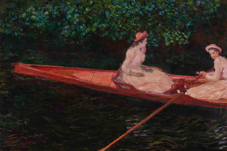 A imagem retrata duas mulheres sentadas em um barco vermelho, remando em um corpo d'água. Ambas estão vestidas com vestidos brancos e chapéus. O ambiente ao redor é verde, com folhagens visíveis ao fundo, refletindo na água. A cena transmite uma sensação de tranquilidade e lazer.