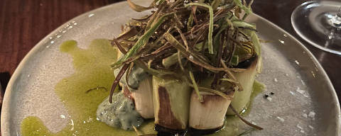 Alho-poró com ovas do restaurante Cozinha 212