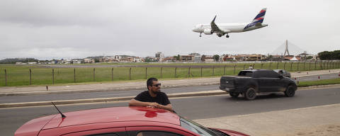 Ilhéus BA, 07/05/2025. Controladores de vôo fazem outros trabalhos para complementar renda. Glauber faz Uber nos dias em que não está trabalhando no aeroporto. Foto: José Nazal/Folhapress *EXCLUSICO*