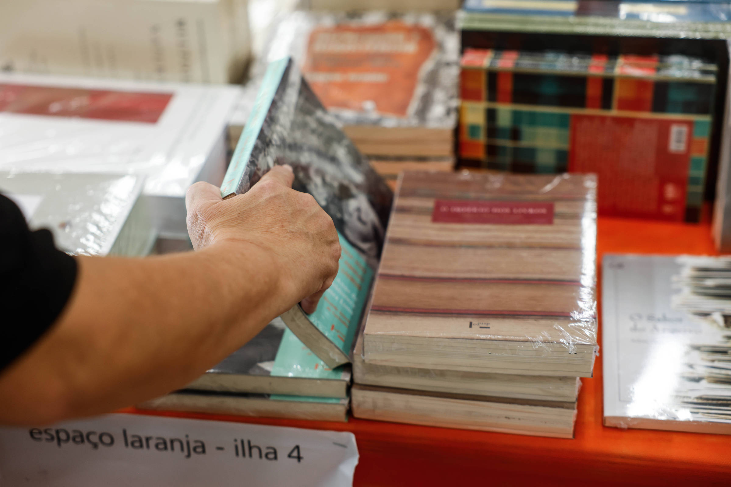 Falem mal, mas falem do livro