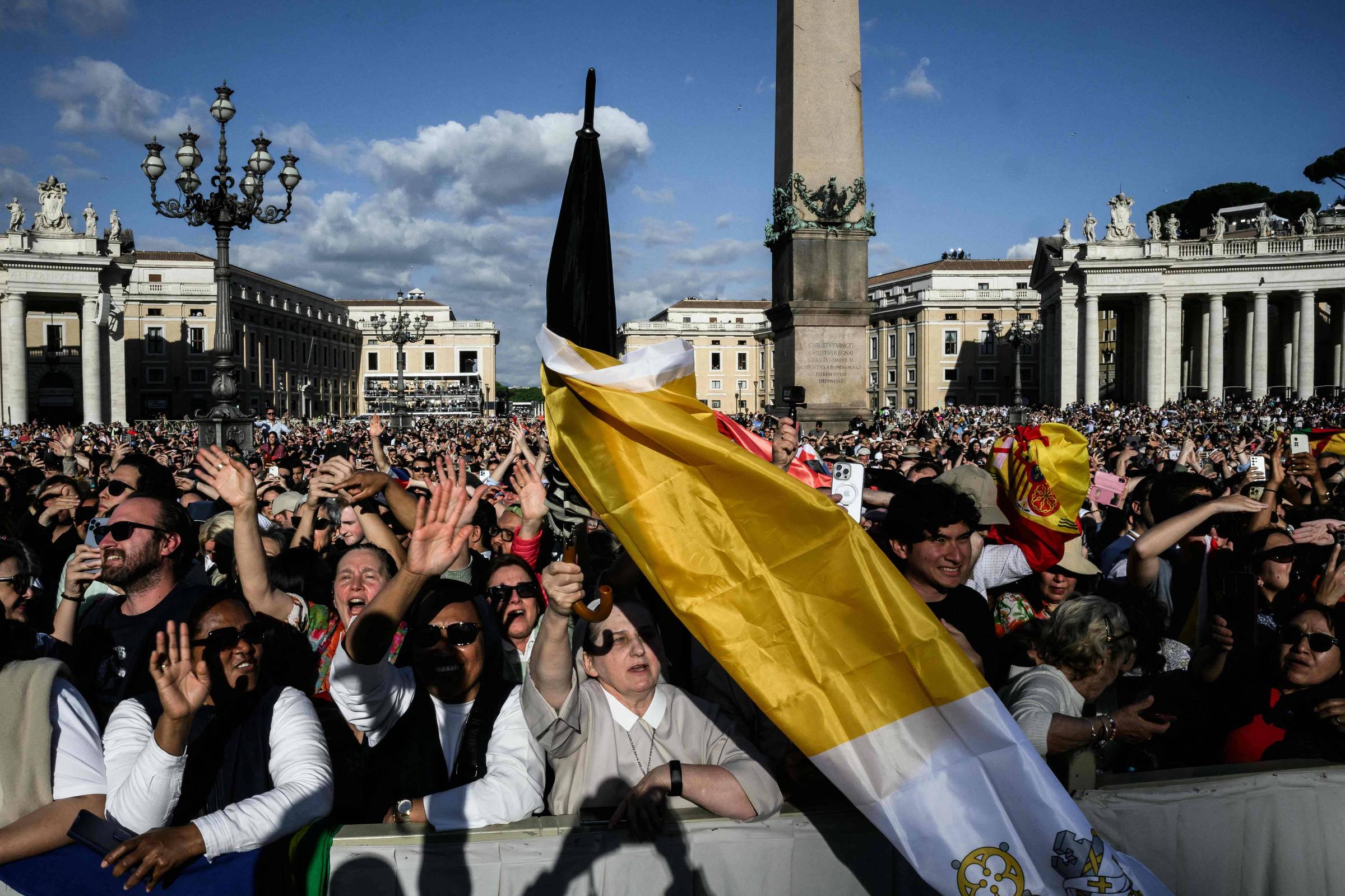 Multidão que acompanhava conclave ficou perplexa e eufórica com novo papa