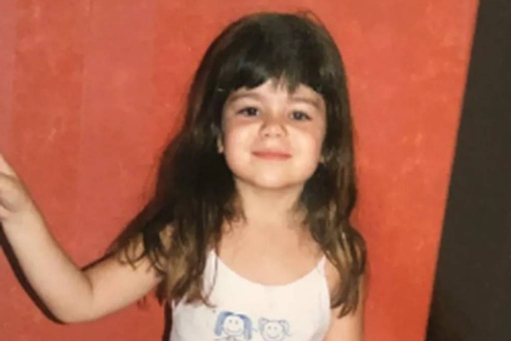 Famoso Quem: Você reconhece essa celebridade, que virou uma mãezona, pela foto de infância?