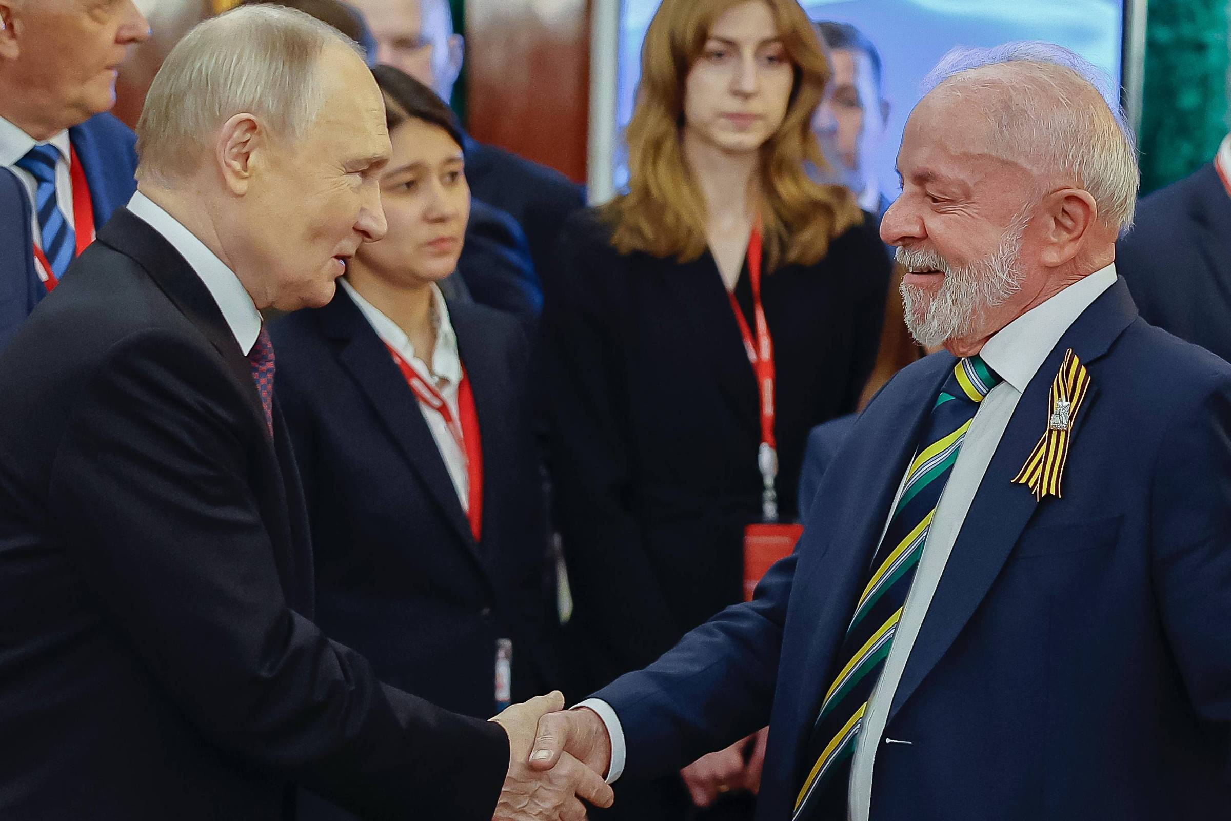 Lula usa adereço de apoio a tropas soviéticas que virou propaganda de Putin