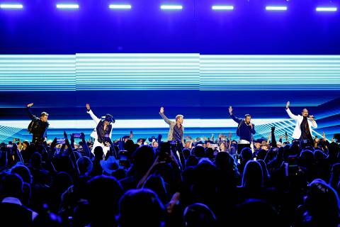 FRISCO, TEXAS - MAY 08: EDITORIAL USE ONLY. (L-R) Nick Carter, AJ McLean, Brian Littrell, Howie Dorough, and Kevin Richardson of Backstreet Boys perform onstage during the 60th Academy of Country Music Awards at The Ford Center at The Star on May 08, 2025 in Frisco, Texas.   Jason Kempin/Getty Images/AFP (Photo by Jason Kempin / GETTY IMAGES NORTH AMERICA / Getty Images via AFP)