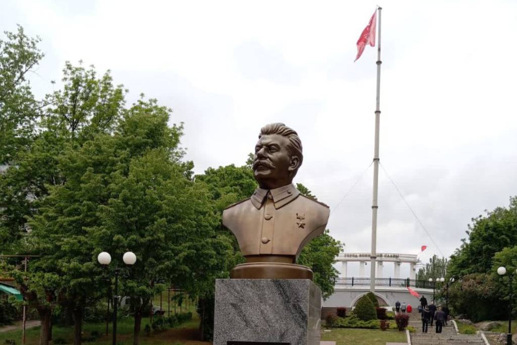 Rússia ergue busto de ditador da União Soviética em área ocupada da Ucrânia
