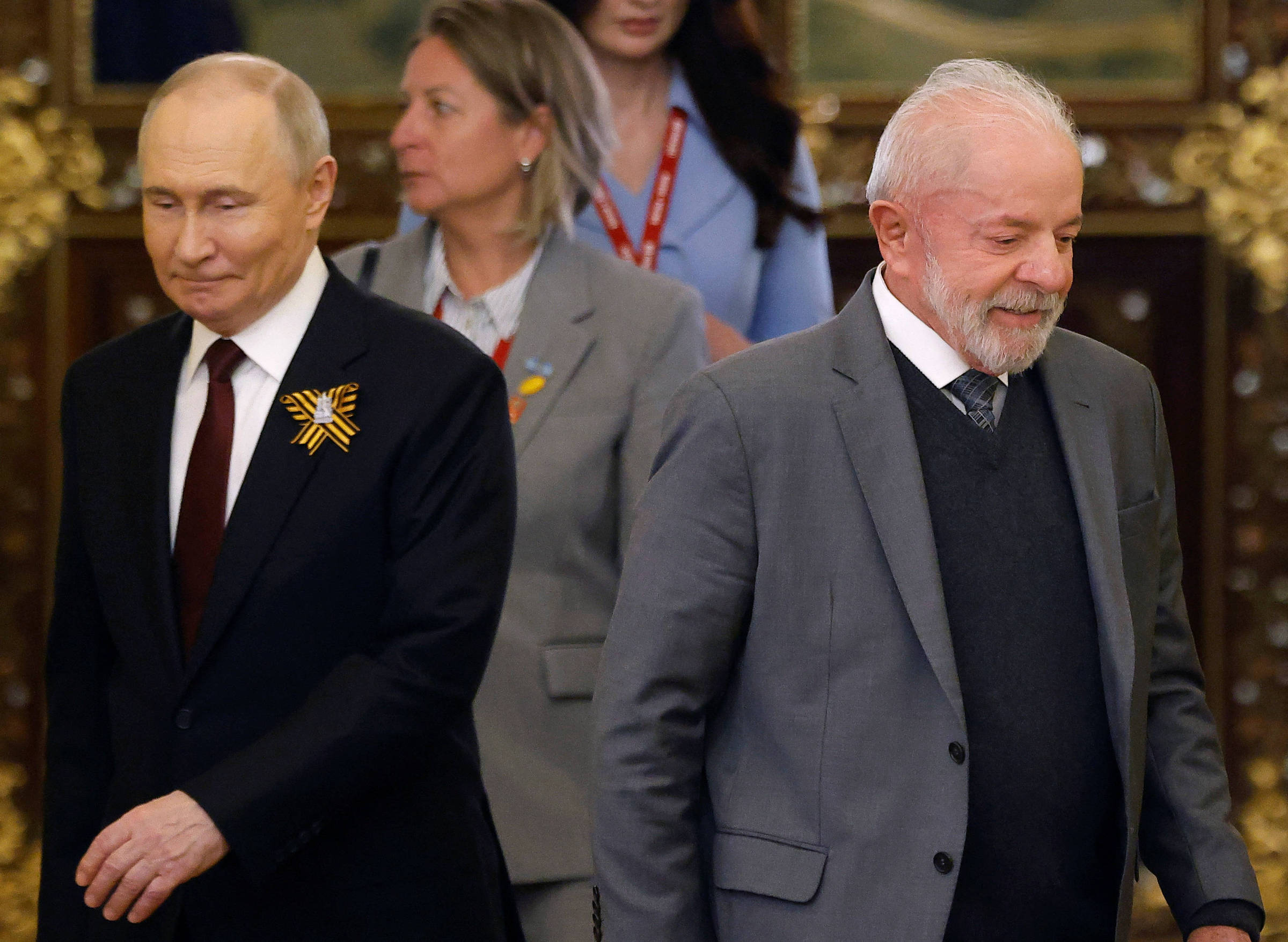 Em Moscou, Lula joga conta da crise do INSS no governo Bolsonaro