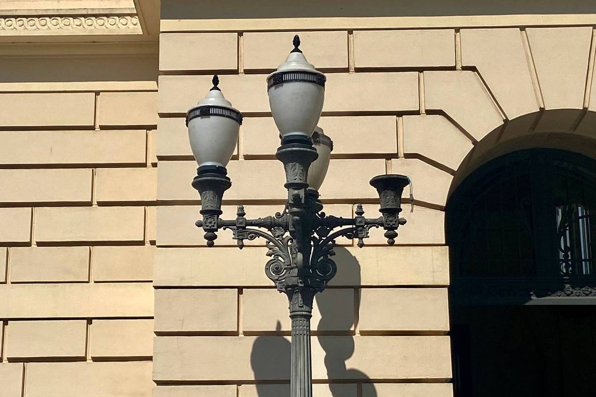 Em marcha lenta, Prefeitura recupera postes históricos do Centro