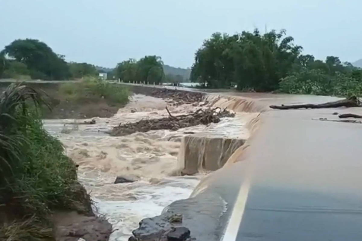 Temporais causam alagamentos, bloqueio de estrada e destelhamentos no RS
