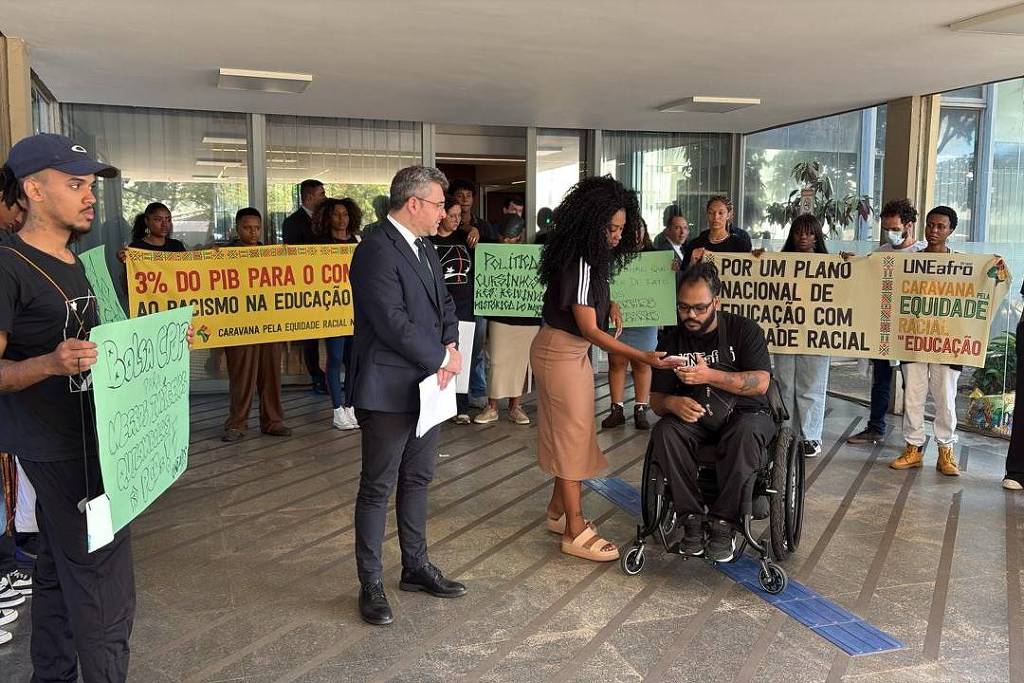 Cursinhos populares e movimento negro pedem revisão em programa do MEC
