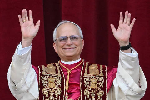 (250509) -- CIUDAD DEL VATICANO, 9 mayo, 2025 (Xinhua) -- Imagen del 8 de mayo de 2025 de Robert Francis Prevost saludando a la multitud tras ser elegido como el nuevo papa, en la Ciudad del Vaticano. Robert Francis Prevost, cardenal de Estados Unidos, fue elegido como el nuevo papa en el segundo día de votaciones secretas en el cónclave cardenalicio realizado en la Ciudad del Vaticano. El nombre que eligió como nuevo papa es León XIV. (Xinhua/Alberto Lingria) (jg) (da) (vf)