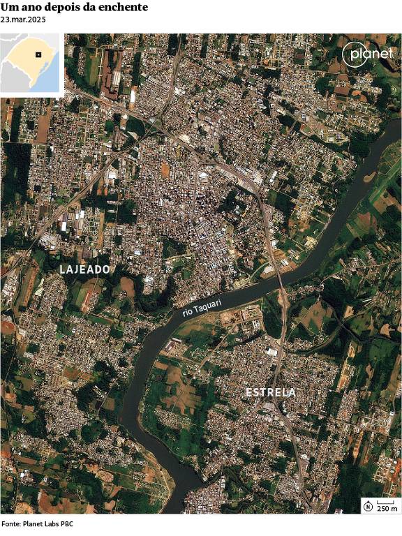 A imagem mostra uma vista aérea da região entre as cidades de Lajeado e Estrela, com um rio que as separa. A área urbana é visível, com várias construções e ruas. O rio está destacado, e há áreas verdes ao redor. A imagem é datada de 23 de março de 2025, e inclui uma legenda que menciona que é um ano após uma enchente. No canto superior esquerdo, há um pequeno mapa de localização.