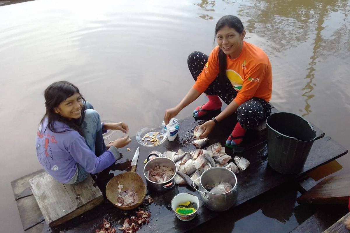 Mães da Amazônia vivem dilema entre incentivar estudos e contar com a ajuda dos filhos no extrativismo