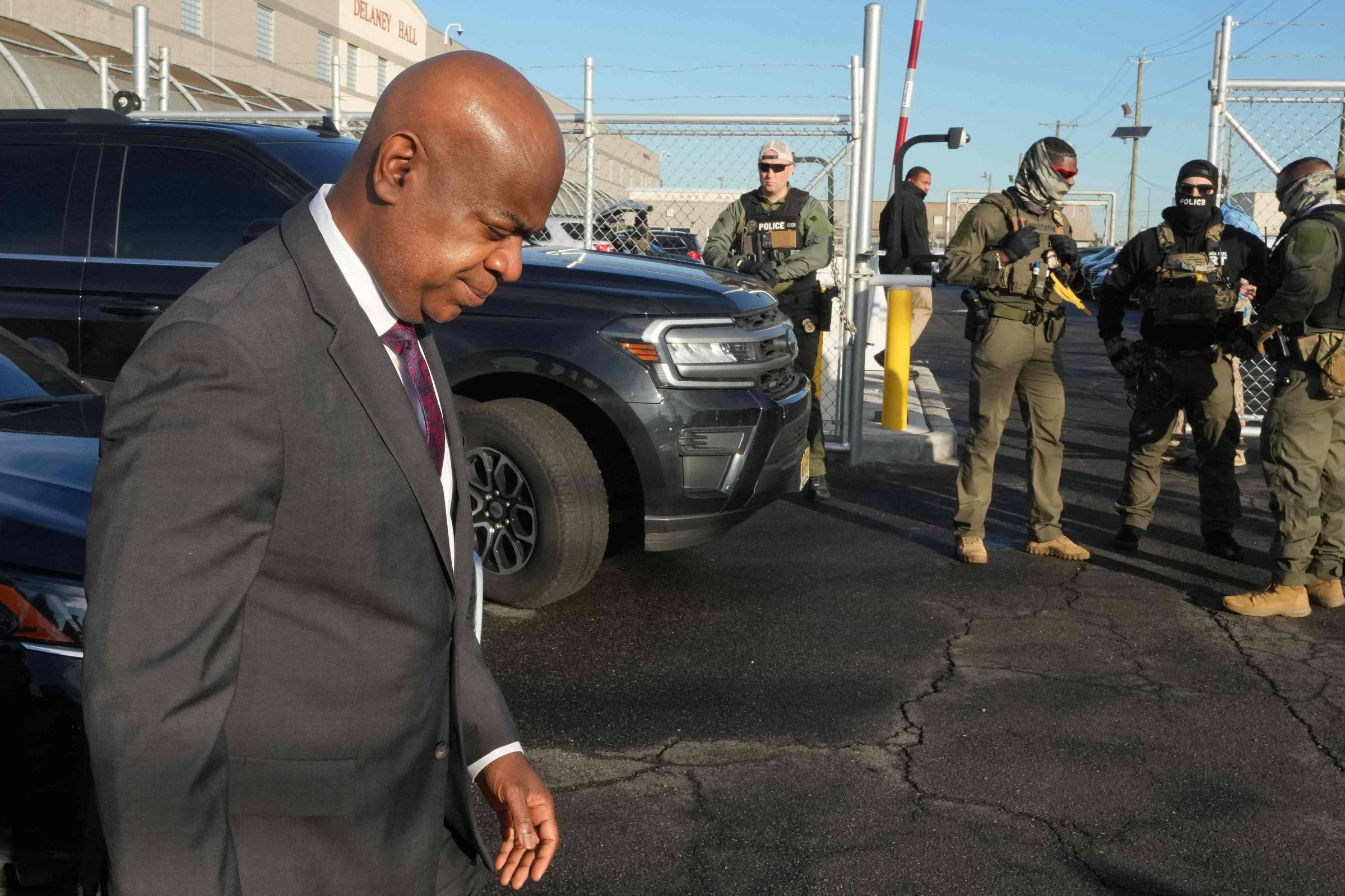 Prefeito de Newark, nos EUA, é preso em protesto em centro de detenção de imigrantes