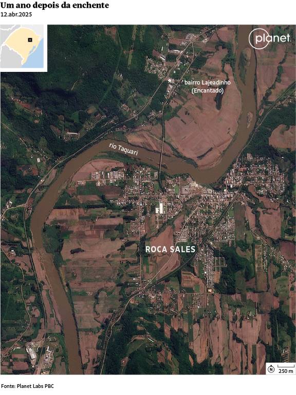 A imagem é uma fotografia de satélite que mostra a área de Roca Sales, destacando a cidade e seus arredores. O rio é visível ao lado da cidade, e a vegetação e a agricultura são predominantes na região. Há uma legenda que indica 'Um ano depois da enchente'. O logotipo da Planet Labs está presente no canto superior direito, e uma pequena legenda no canto inferior esquerdo indica a fonte da imagem.
