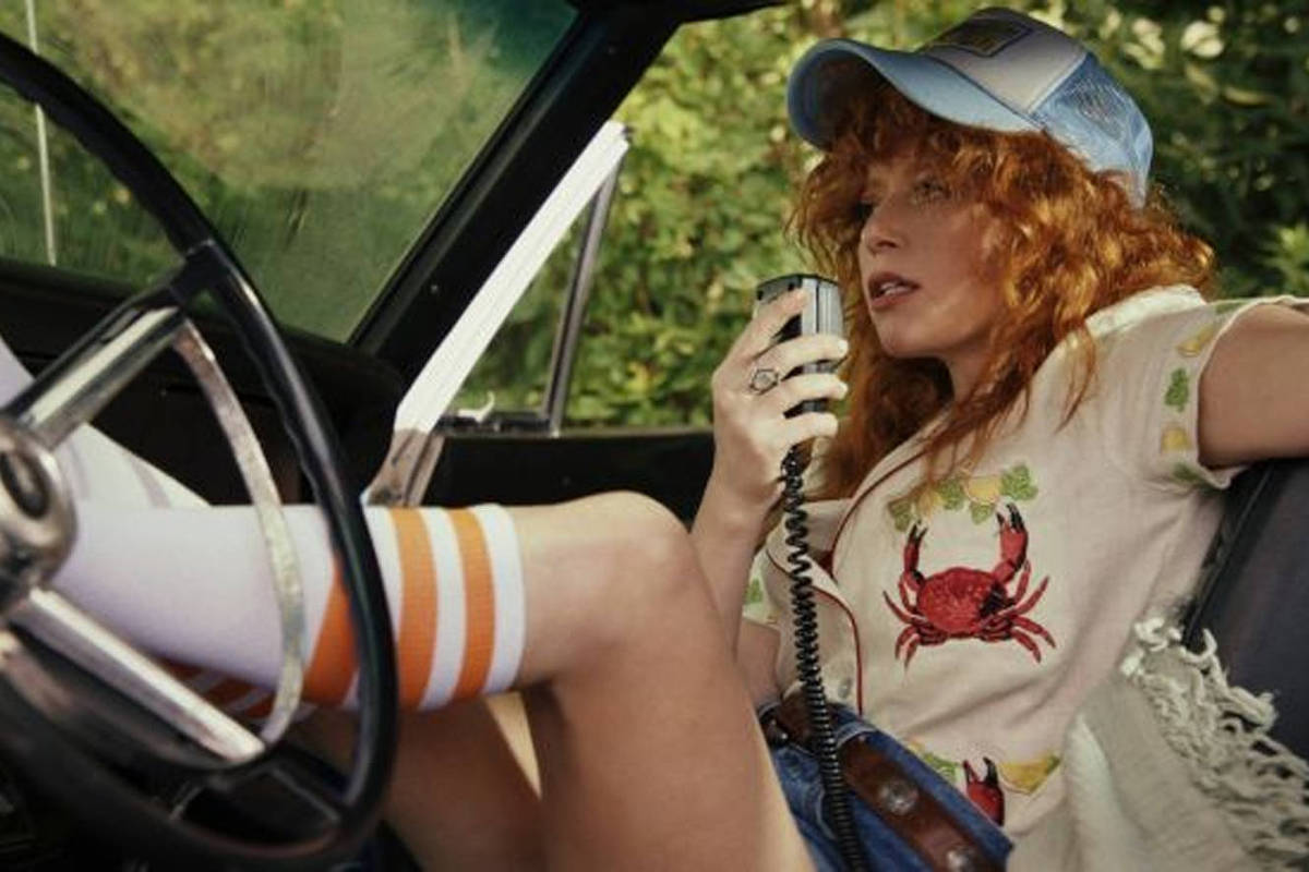Natasha Lyonne reencontra colegas de elenco na segunda temporada de 'Poker Face'