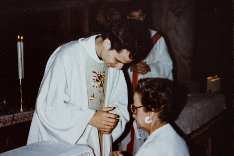 Robert Prevost durante a cerimônia que o ordenou padre