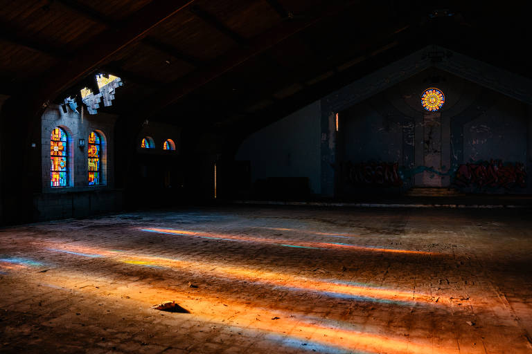 Luzes no interior da igreja de Santa Maria da Assunção, em Chicago
