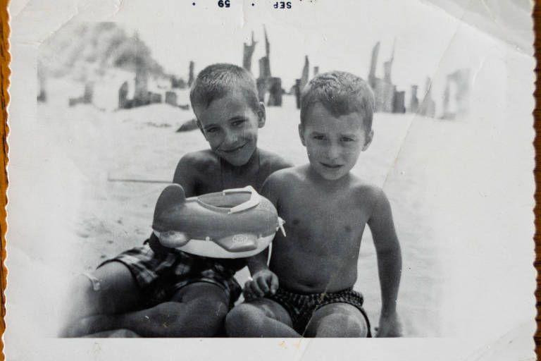 Os irmaõs John e Robert Prevost, durante férias em Holland, Michigan